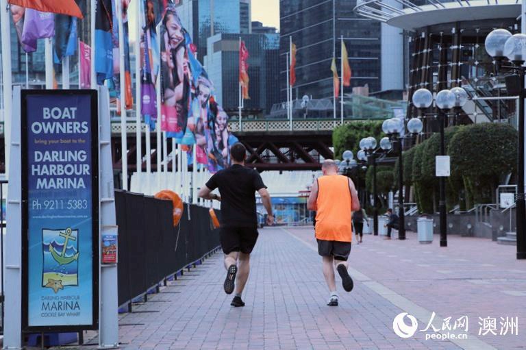 人們在悉尼達令港邊晨跑（攝影 段茜茜）