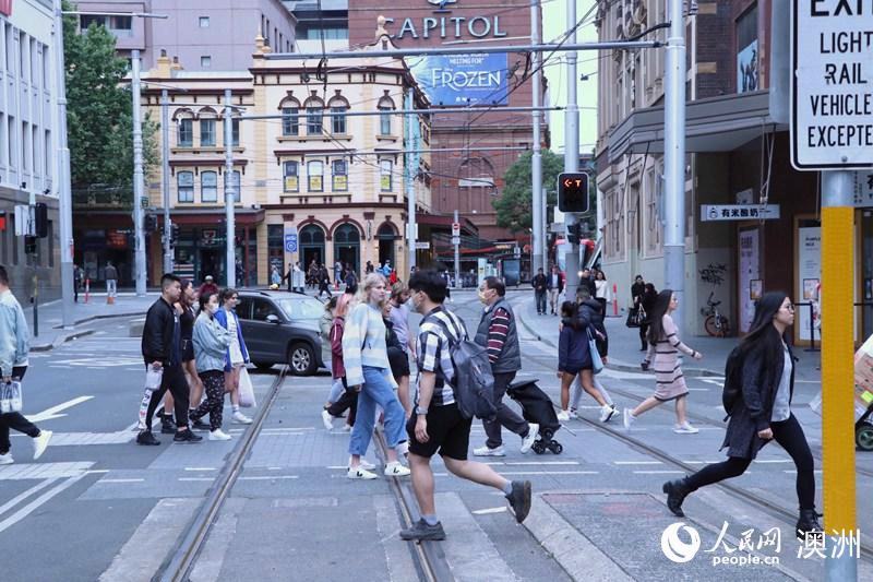 悉尼市中心匆忙過馬路的行人（攝影 段茜茜）
