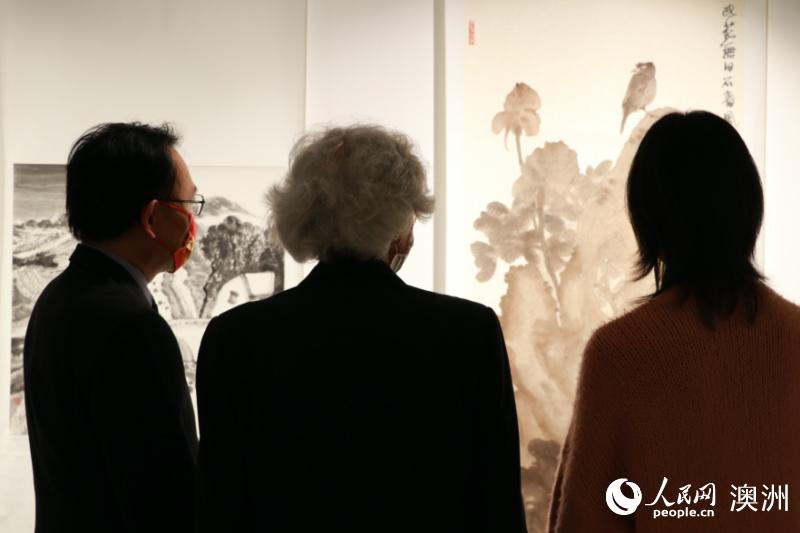 大卫・范・纽恩在肖夏勇陪同下欣赏中国画作品《此花无日不春风》（摄影 李含悦）