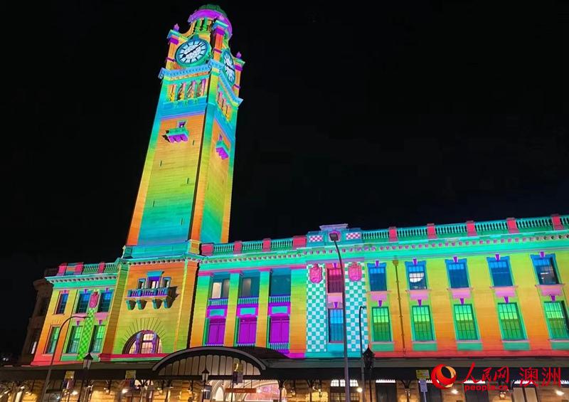 悉尼中央火車站上的燈光投影（攝影 王佳一）
