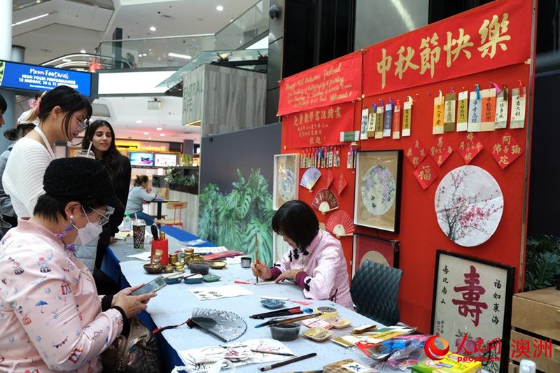 悉尼當地商場內華僑華人穿著中國傳統服飾書寫中秋祝福語（攝影 孔雨柯）