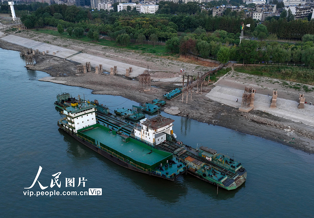 長江水位持續降低 江灘露出粵漢鐵路火車輪渡遺跡