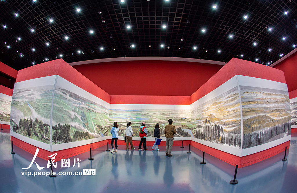 《萬裡綠色長城圖》《萬馬奔騰圖》中國畫主題長卷作品展覽在內蒙古美術館開展