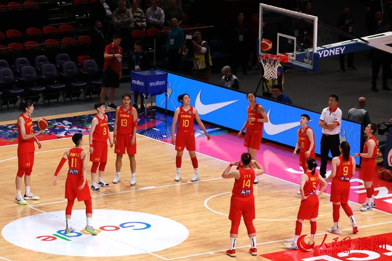 中國女籃賽前熱身（攝影 李含悅）