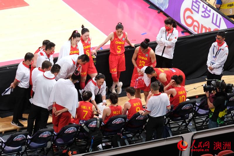 中國女籃總教練鄭薇和隊員們一起討論比賽策略（攝影 孔雨柯）