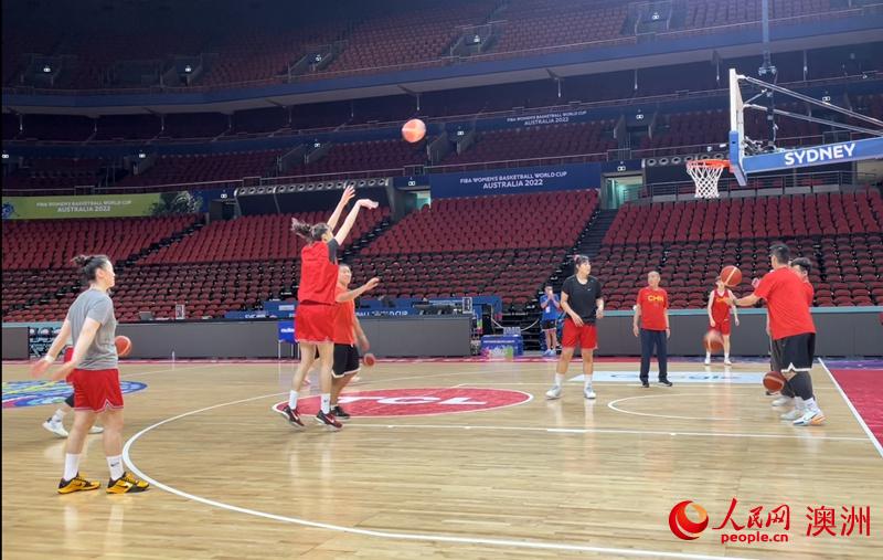 中國女籃在四分之一決賽前進行集體訓練（攝影 李含悅）