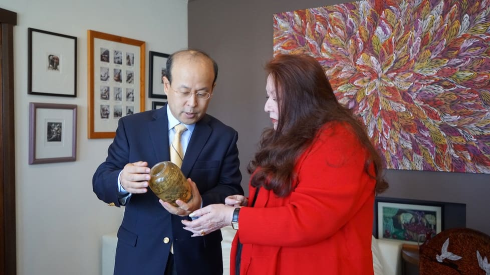 中国驻澳大利亚大使肖千看望前塔州州长遗孀