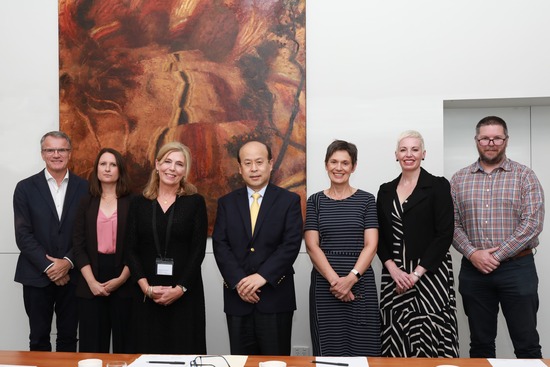 2023年4月27日，中国驻澳大利亚大使肖千在访问塔斯马尼亚大学时与校方领导合影（摄影 贺吉）