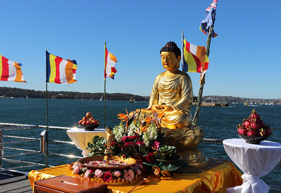 2023年5月21日，第三届悉尼海上浴佛节在悉尼的情人港举行（摄影 董斯杨）
