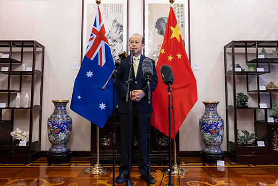 2023年5月18日，中国驻澳大利亚大使肖千在位于堪培拉的中国驻澳大利亚大使馆举行中澳媒体吹风会（摄影 新华社 储晨）