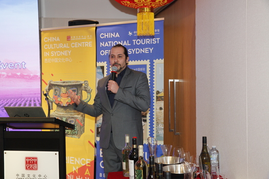 �Ĵ�����רҵ����ʦ������˹����˹����˹�ڡ��Ծ�Ϊý�����������Ѿ��Ļ����η����ᡱ�Ϸ������������ѾƵ�Ʒ���ĵã���Ƭ��Ϥ���й��Ļ������ṩ��