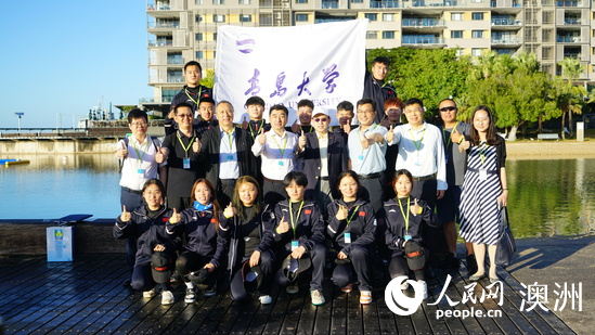 2023年6月4日，澳大利亞達爾文市，中國駐澳大利亞大使肖千和青島大學龍舟隊在首屆達爾文國際龍舟節上合影（攝影 黃錚錚）