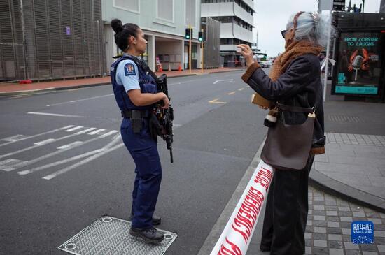 　　7月20日，在新西蘭奧克蘭，警方封鎖槍擊事件現場附近道路。新華社發（趙綱攝）