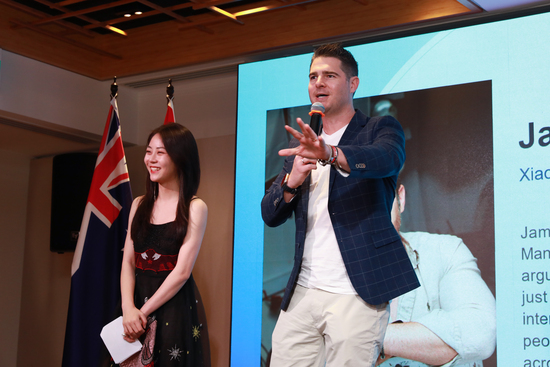 2023年7月31日，悉尼中國文化中心，首屆“澳洲網紅自薦大會”一等獎得主柯雅各（右一）接受主持人採訪。（攝影 賀吉）