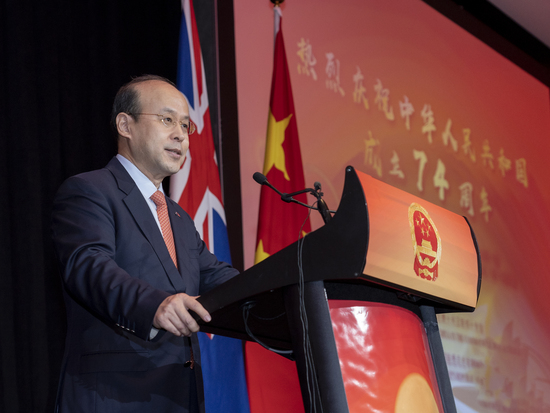 2023年9月28日，澳大利亚悉尼，中国驻澳大利亚大使肖千在国庆招待会上致辞。（摄影 贺吉）