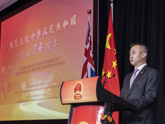 2023年9月28日，澳大利亚悉尼，中国驻悉尼代总领事王春生在国庆招待会上致辞。（摄影 贺吉）