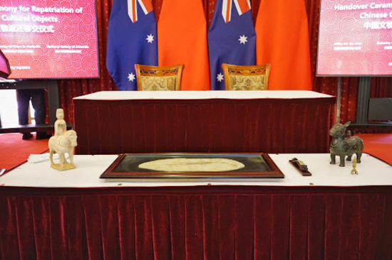 2023年10月25日，澳大利亚首都堪培拉，中国文物返还交接仪式上交接的4件流失文物艺术品与1件古生物化石。（摄影 黄铮铮）