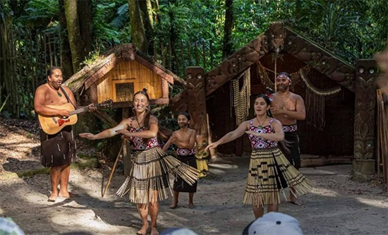 塔馬基毛利村的村民表演傳統節目（圖片來源：Pinterest）