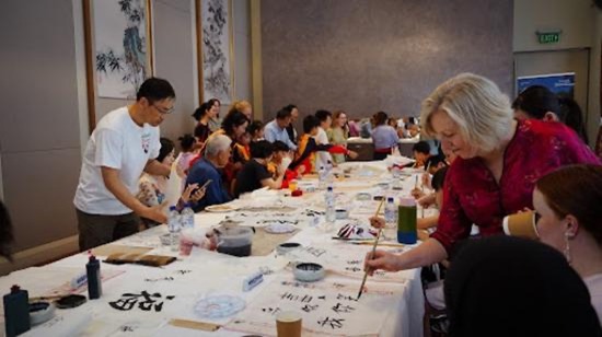 2023年12月10日，中国驻悉尼总领馆，“尝中国美食，品中华文化”活动上的中国书法体验项目。（摄影 高海晏）