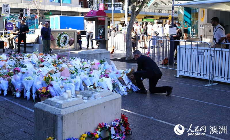 4月15日，在澳大利亞悉尼，民眾自發到發生持刀襲擊事件的商場附近獻花，悼念遇難者。（攝影 王子洋）