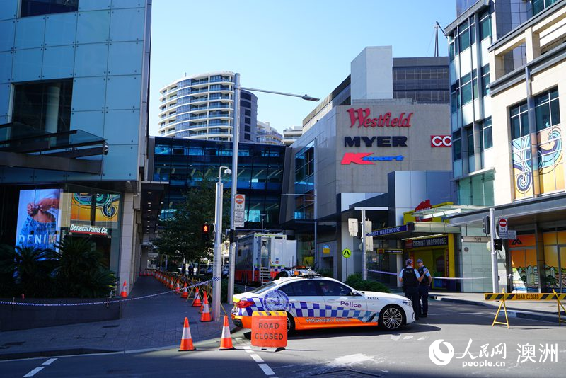 4月15日，在澳大利亞悉尼，發生持刀襲擊事件的商場仍被警方封鎖。（攝影 王子洋）
