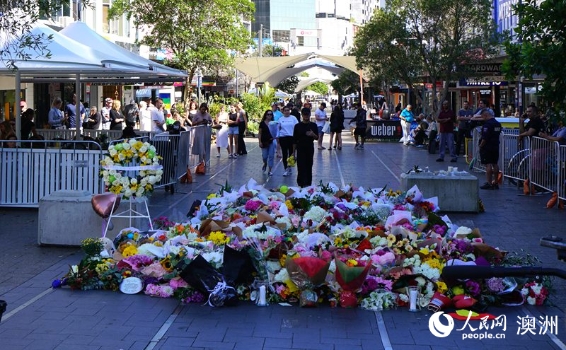 4月15日，悉尼持刀襲擊案事發商場附近擺滿了鮮花。（攝影 王子洋）