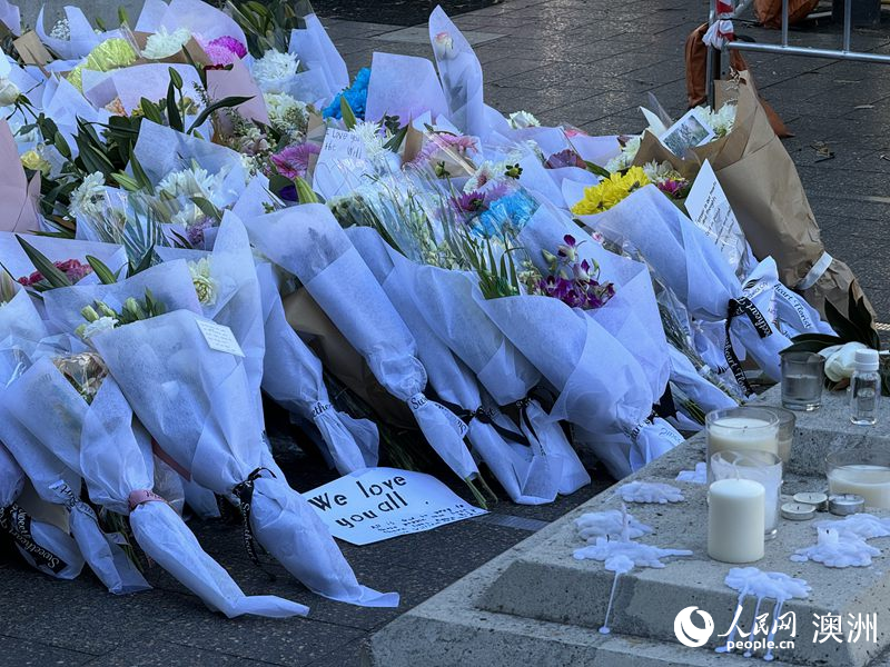 4月15日，記者在悉尼發生持刀襲擊事件的商場附近看到民眾為遇難者獻上的鮮花和字條。（攝影 王子洋）