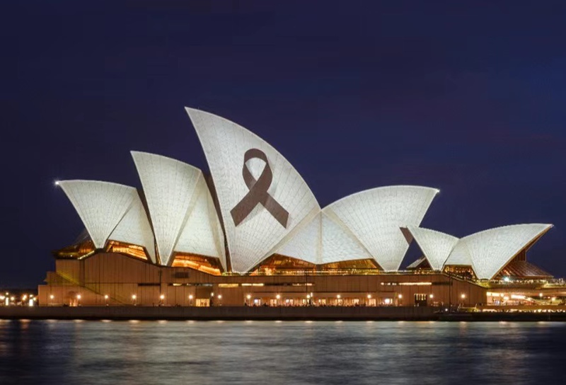 4月15日晚，悉尼歌劇院外的白帆屋頂點亮黑色絲帶以示哀悼。（圖片來源於悉尼歌劇院官方社交媒體賬號）