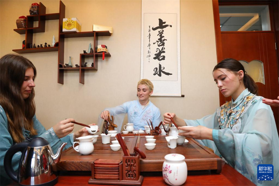 4月18日，惠靈頓東方女子中學的學生在北京師范大學實驗華夏女子中學體驗茶藝課。新華社記者 侯俊 攝