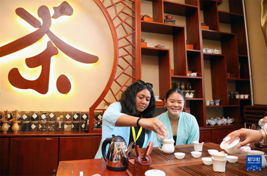 4月18日，惠靈頓東方女子中學的學生在北京師范大學實驗華夏女子中學體驗茶藝課。新華社記者 侯俊 攝