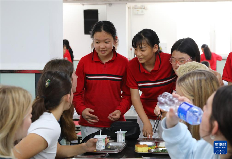 4月18日，北京師范大學實驗華夏女子中學的學生在學校餐廳與惠靈頓東方女子中學的學生交流。新華社記者 侯俊 攝
