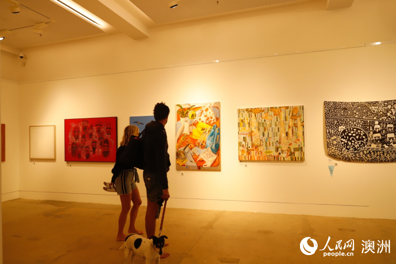  游客在邦迪冬季艺术节现场欣赏2025韦弗利艺术奖获奖作品（摄影 刘美鹭）