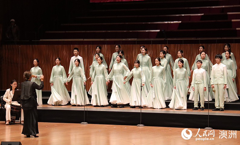 佛山拔萃实验学校星萃少年合唱团表演《阿哩哩》（摄影 韩济泽）