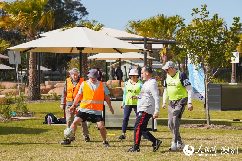 双方在球门前的较量（摄影 冯昕宇）