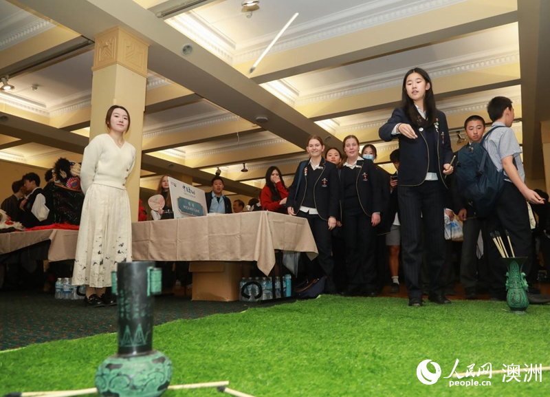 活动现场澳大利亚学生体验投壶游戏 （摄影 贺吉）