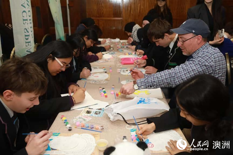 来宾体验脸谱绘画 （摄影 贺吉）