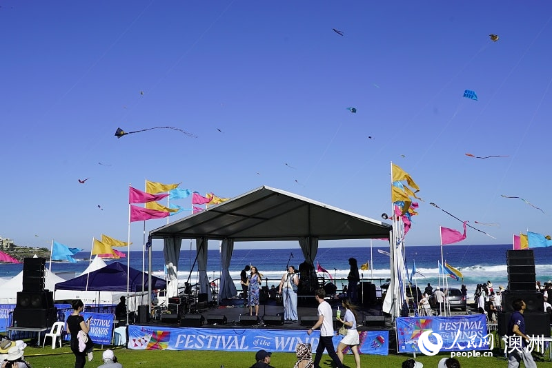 风筝节现场的文艺演出（摄影 石想）