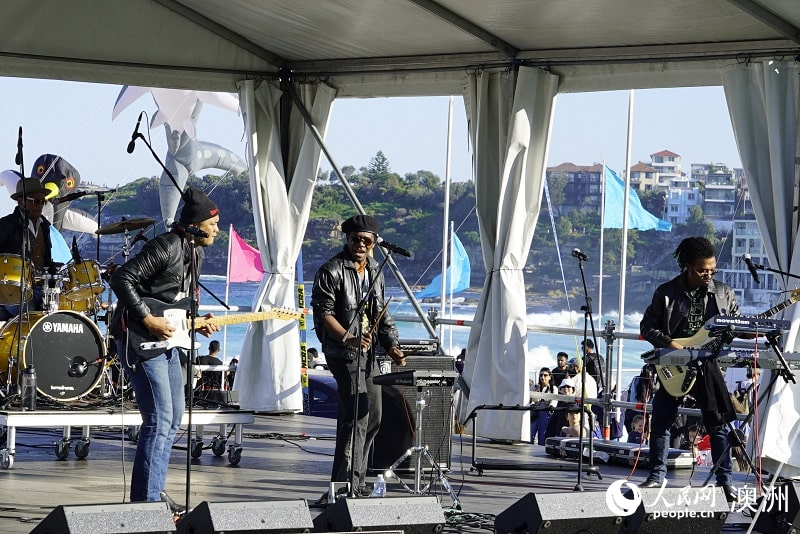 风筝节现场的文艺演出（摄影 石想）