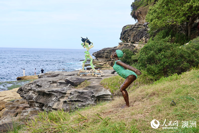 第27屆悉尼海邊雕塑展舉行 百余件藝術作品沿海岸展出（攝影 劉梓彤）