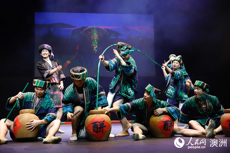 舞蹈诗《黎族家园》选段《吸酒谣》表演现场（摄影 刘美鹭）