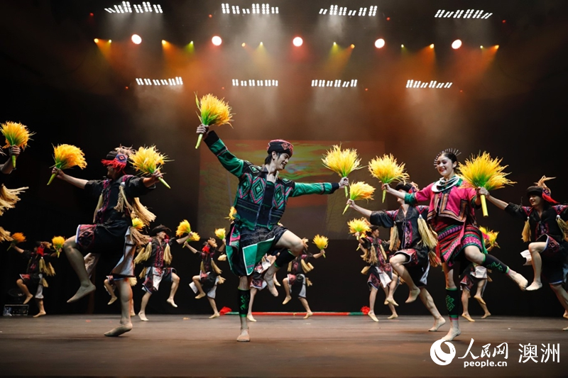 舞蹈诗《黎族家园》选段《山兰谣》表演现场（摄影 刘美鹭）