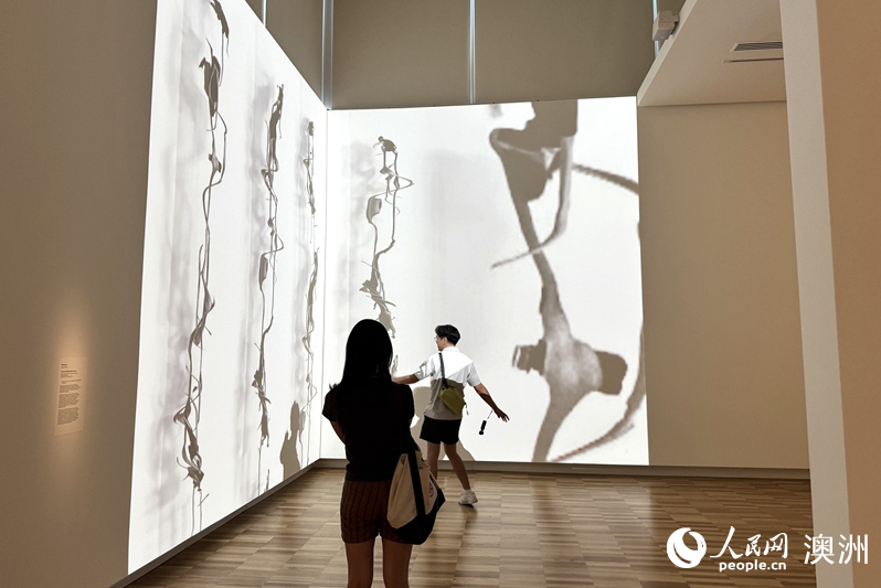 观众模仿参展作品“舞姿的停驻”（Acts of Holding Dance）中的舞蹈动作（摄影 王泉骄）