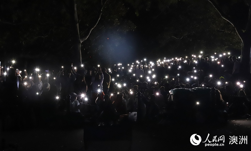 观众在庆典现场为邦迪海滩枪击事件中的遇难者默哀（摄影 刘美鹭）