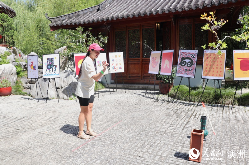 来自俄罗斯的游客薇薇安体验投壶（摄影 王泉骄）