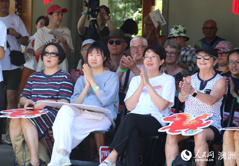 游园会现场精彩的文艺表演赢得观众阵阵掌声（摄影 王泉骄）