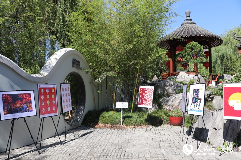 游园会现场布置的“你好北京”和“吉庆生肖”图片展（摄影 王泉骄）