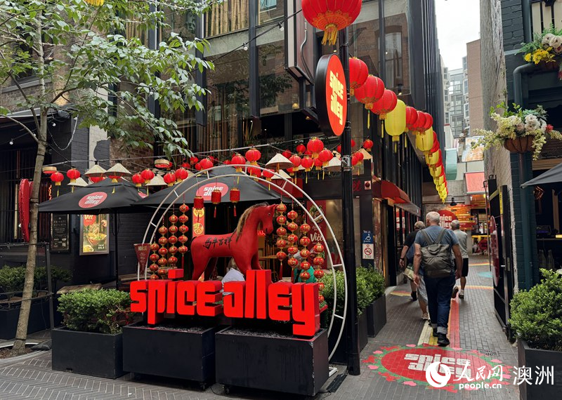 悉尼香料巷小吃街布置的马年新春装置（摄影 王泉骄）