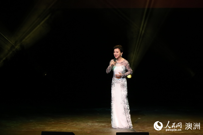 李玲玉演唱歌曲《女兒情》（攝影 王泉驕）