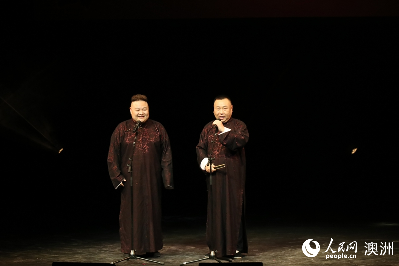 李云杰和张金山表演相声《摇篮曲》（摄影 王泉骄）