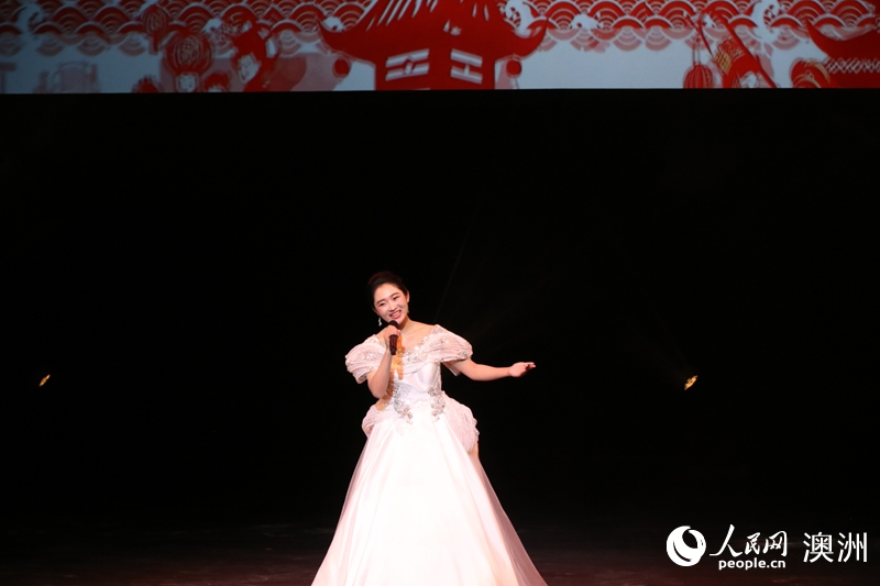 祁子桐演唱歌曲《遠方的客人請你留下來》（攝影 王泉驕）